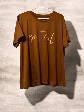 Grateful Graphic Tee in Warm Brown